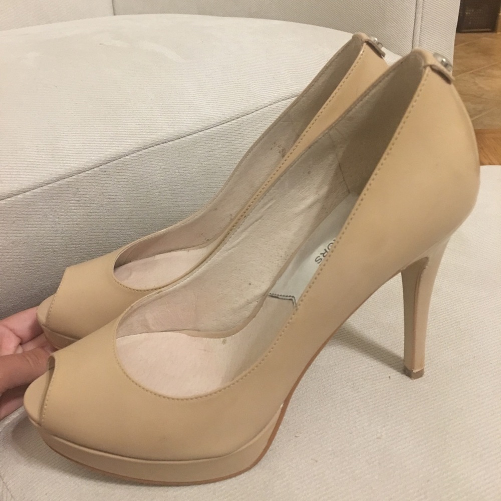 Good condition, Micheal Kors Nude Peep Toe Pump